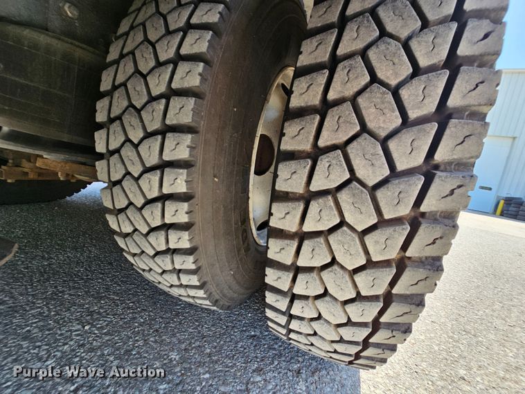 image for item MI9524 2004 Freightliner MT55  mobile command center