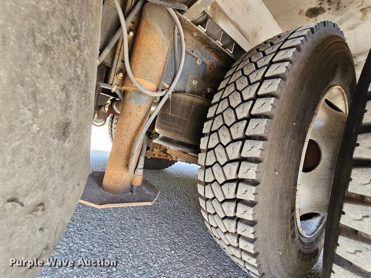 image for item MI9524 2004 Freightliner MT55  mobile command center