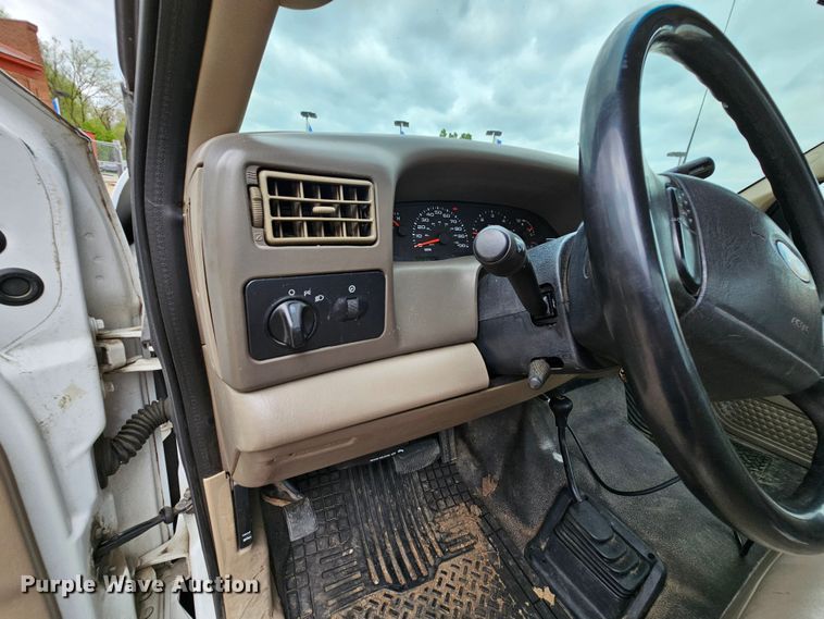 image for item MI9526 2003 Ford F350 Super Duty XL  pickup truck