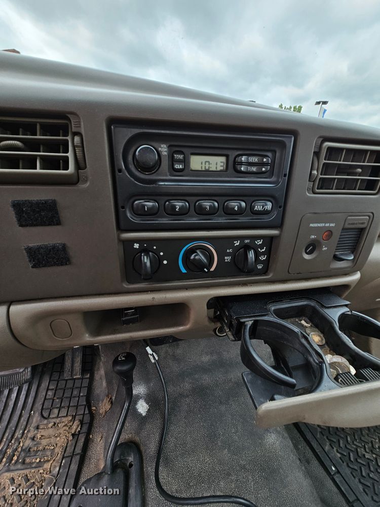 image for item MI9526 2003 Ford F350 Super Duty XL  pickup truck