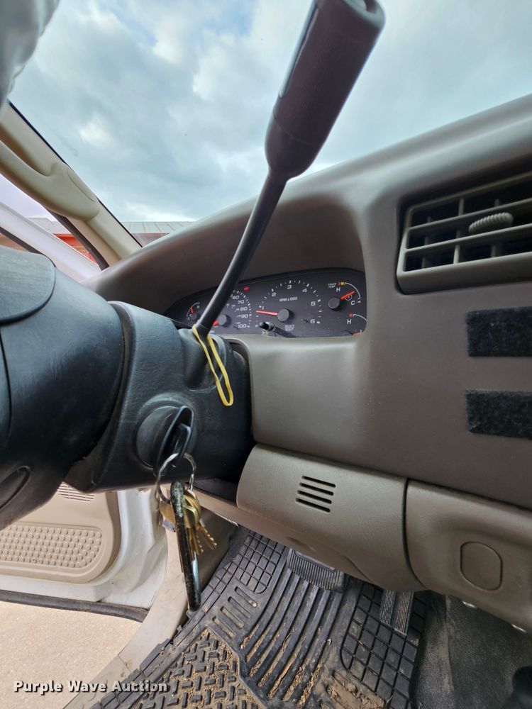 image for item MI9526 2003 Ford F350 Super Duty XL  pickup truck