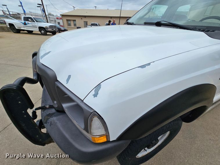 image for item MI9526 2003 Ford F350 Super Duty XL  pickup truck