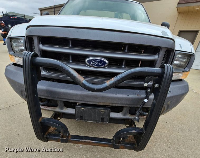 image for item MI9526 2003 Ford F350 Super Duty XL  pickup truck