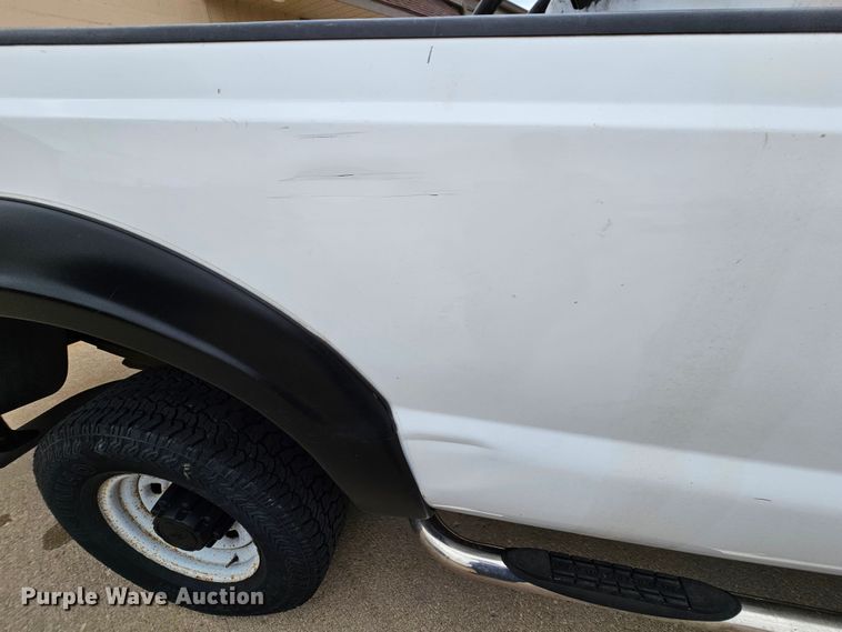 image for item MI9526 2003 Ford F350 Super Duty XL  pickup truck