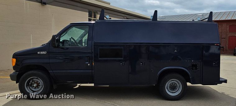 image for item MI9527 2003 Ford E350 Super Duty  utility van