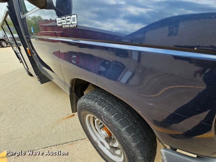 image for item MI9527 2003 Ford E350 Super Duty  utility van