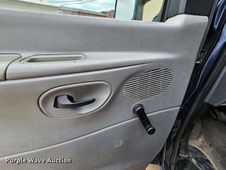 image for item MI9527 2003 Ford E350 Super Duty  utility van