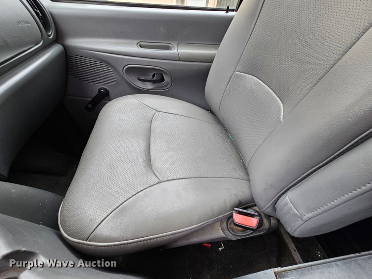 image for item MI9527 2003 Ford E350 Super Duty  utility van