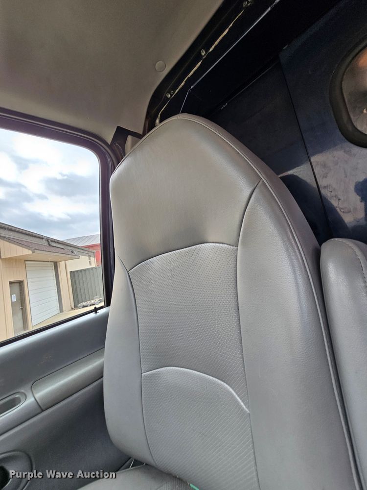 image for item MI9527 2003 Ford E350 Super Duty  utility van