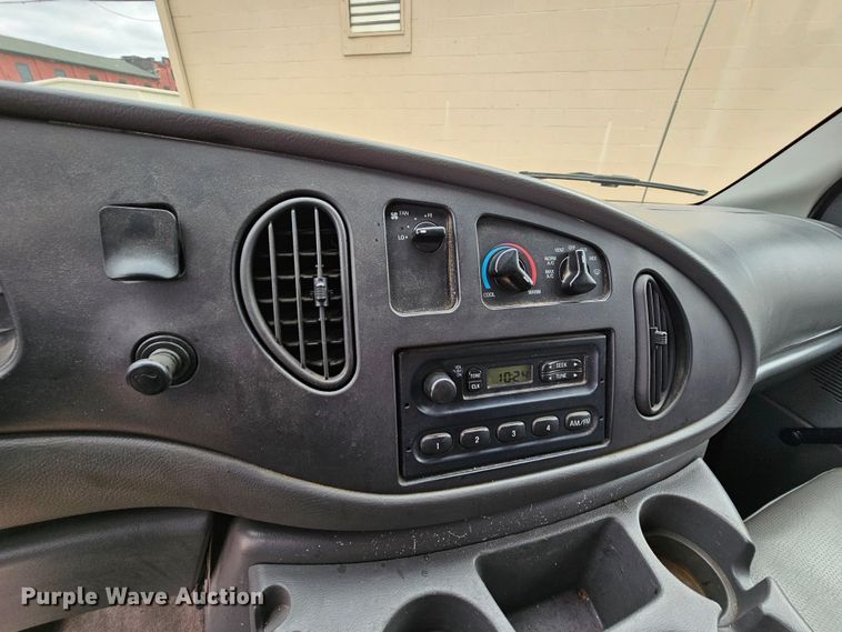 image for item MI9527 2003 Ford E350 Super Duty  utility van