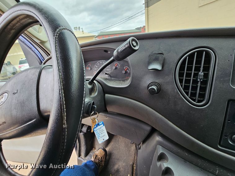 image for item MI9527 2003 Ford E350 Super Duty  utility van