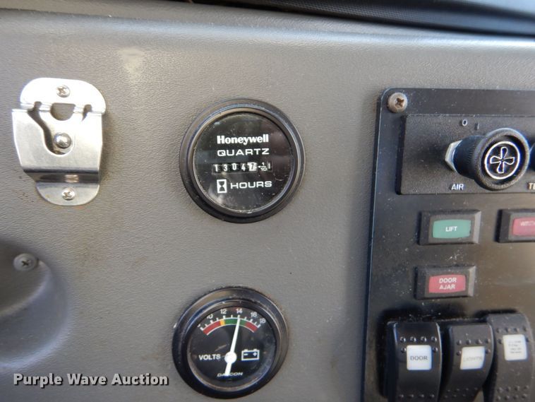 image for item MM9646 2014 Ford E450  shuttle bus