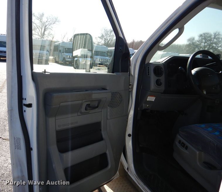 image for item MM9646 2014 Ford E450  shuttle bus