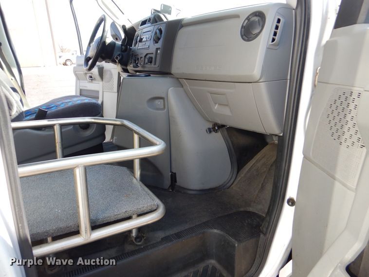 image for item MM9646 2014 Ford E450  shuttle bus