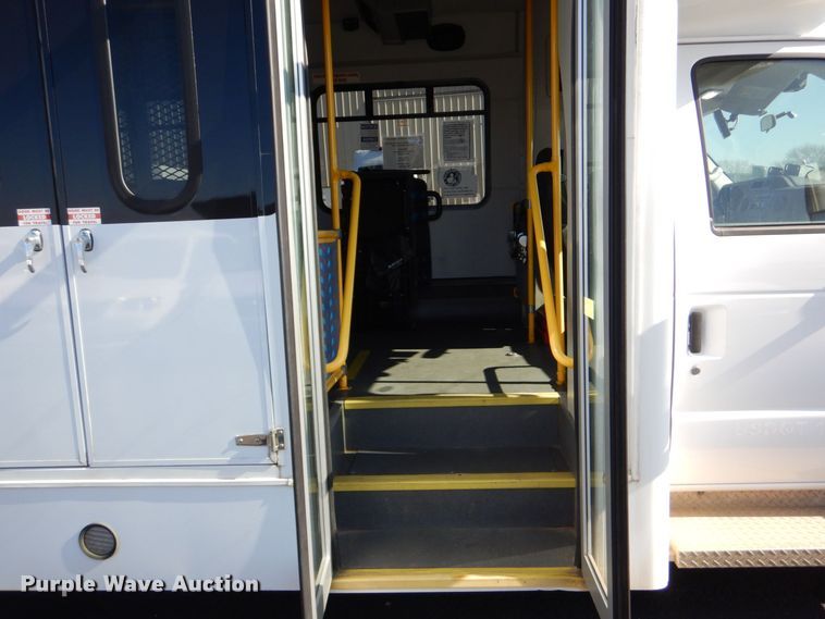 image for item MM9646 2014 Ford E450  shuttle bus