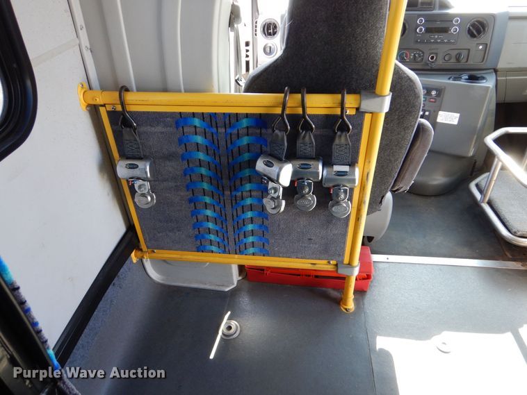 image for item MM9646 2014 Ford E450  shuttle bus