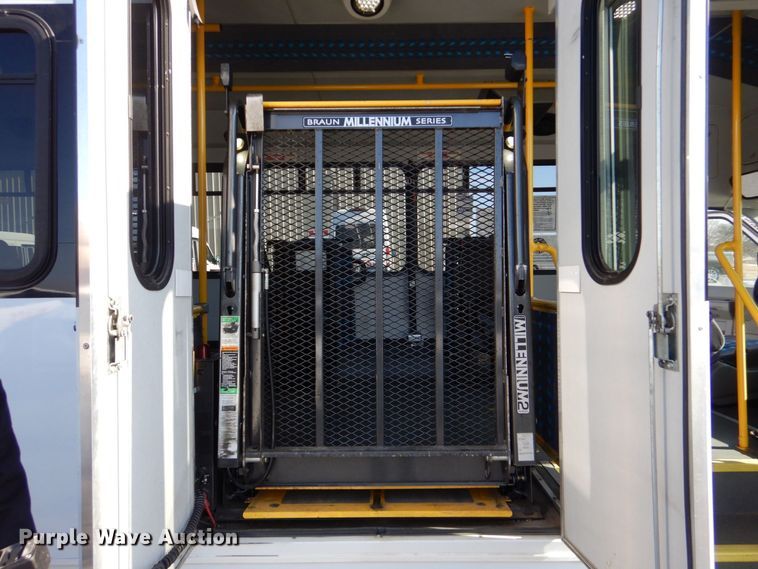 image for item MM9646 2014 Ford E450  shuttle bus