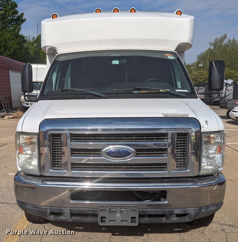 image for item MN9933 2011 Ford E350  shuttle bus