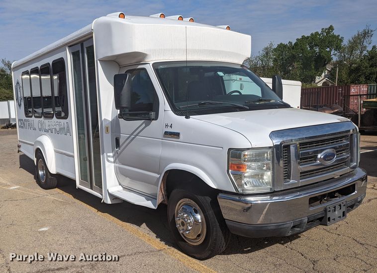 image for item MN9933 2011 Ford E350  shuttle bus