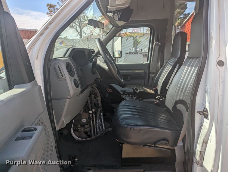 image for item MN9933 2011 Ford E350  shuttle bus