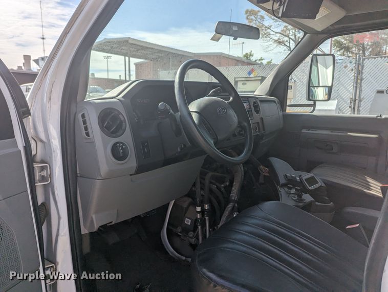 image for item MN9933 2011 Ford E350  shuttle bus