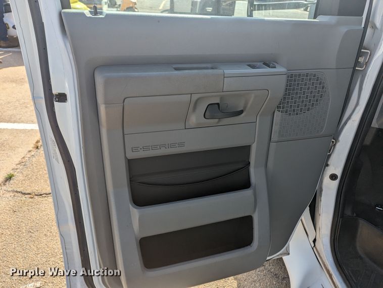 image for item MN9933 2011 Ford E350  shuttle bus