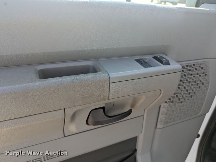 image for item MN9933 2011 Ford E350  shuttle bus