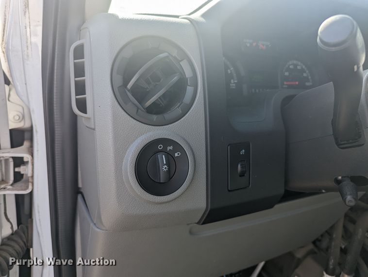 image for item MN9933 2011 Ford E350  shuttle bus