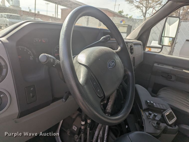 image for item MN9933 2011 Ford E350  shuttle bus