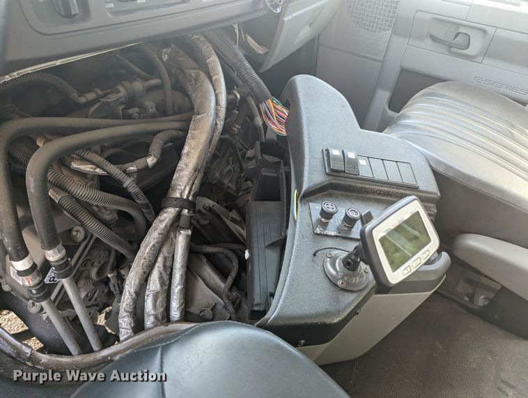 image for item MN9933 2011 Ford E350  shuttle bus