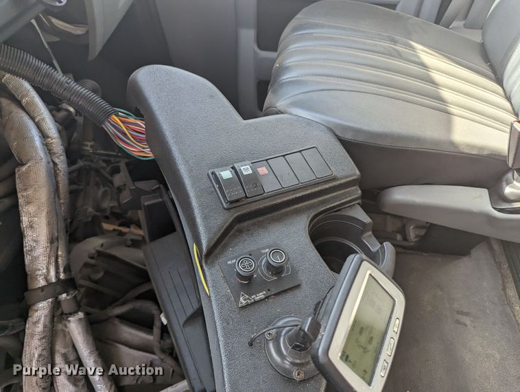 image for item MN9933 2011 Ford E350  shuttle bus