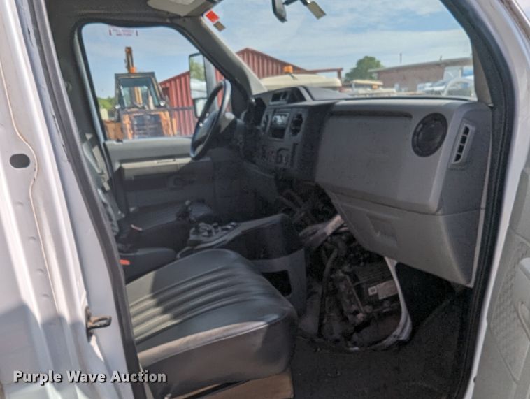 image for item MN9933 2011 Ford E350  shuttle bus