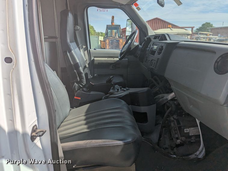 image for item MN9933 2011 Ford E350  shuttle bus