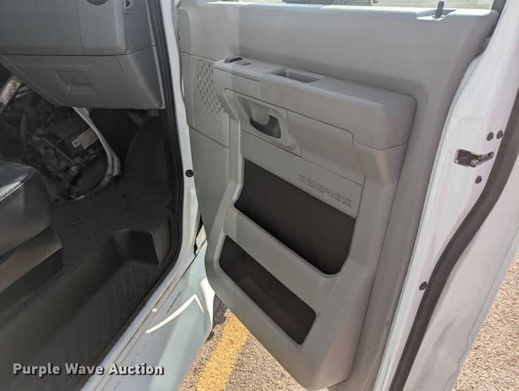 image for item MN9933 2011 Ford E350  shuttle bus