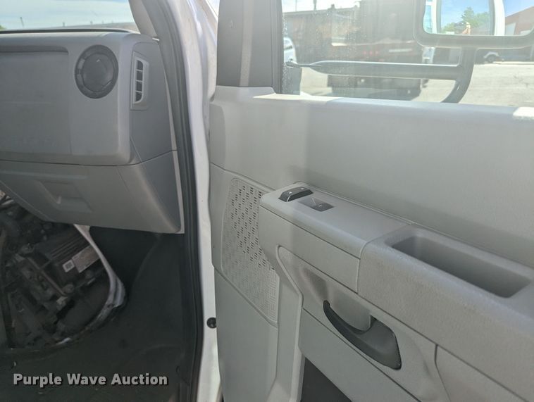 image for item MN9933 2011 Ford E350  shuttle bus