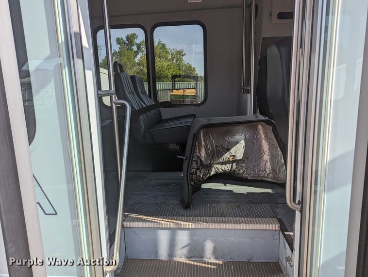 image for item MN9933 2011 Ford E350  shuttle bus