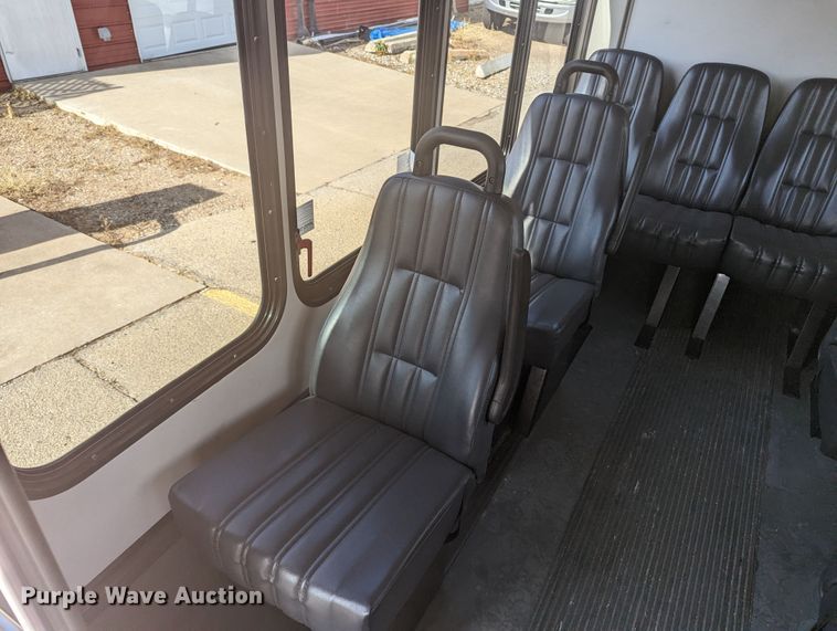 image for item MN9933 2011 Ford E350  shuttle bus