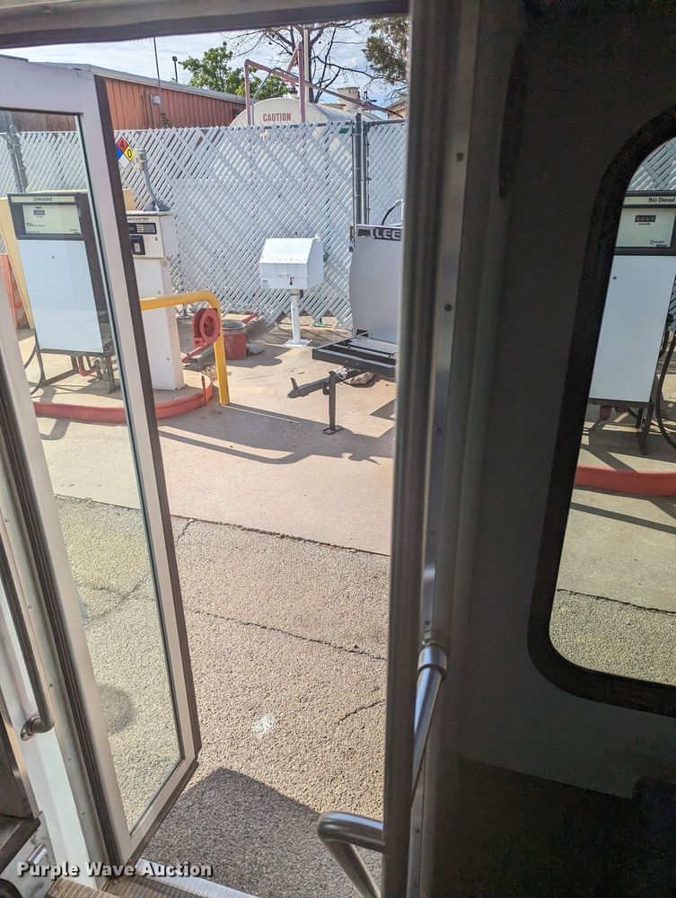 image for item MN9933 2011 Ford E350  shuttle bus