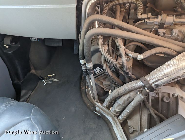 image for item MN9933 2011 Ford E350  shuttle bus