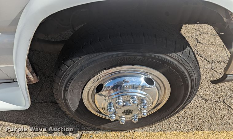 image for item MN9933 2011 Ford E350  shuttle bus