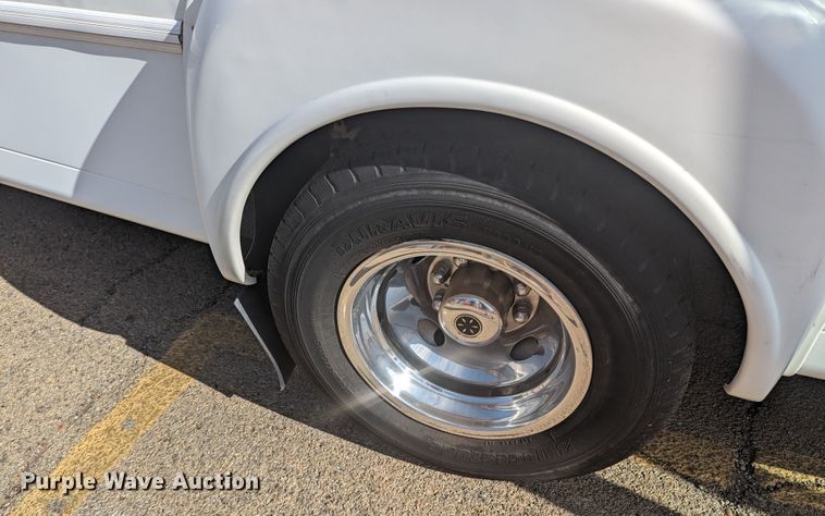 image for item MN9933 2011 Ford E350  shuttle bus