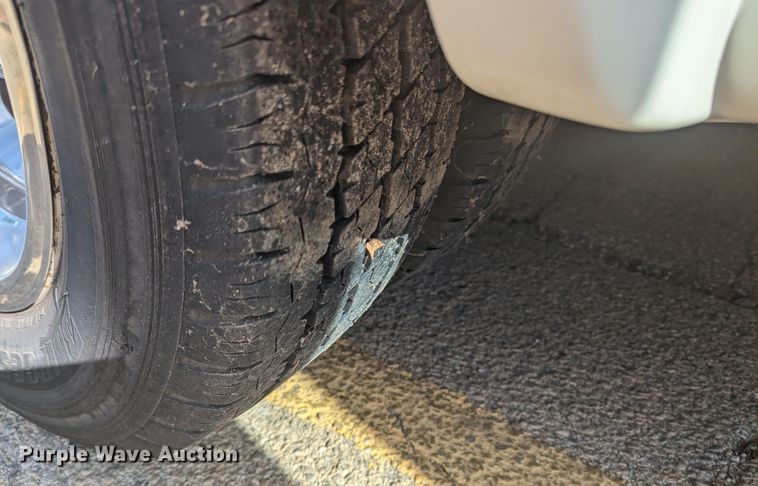 image for item MN9933 2011 Ford E350  shuttle bus