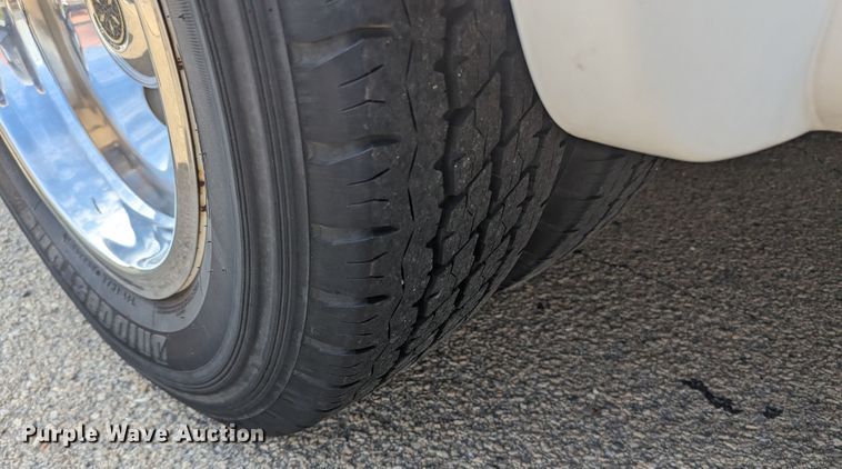 image for item MN9933 2011 Ford E350  shuttle bus