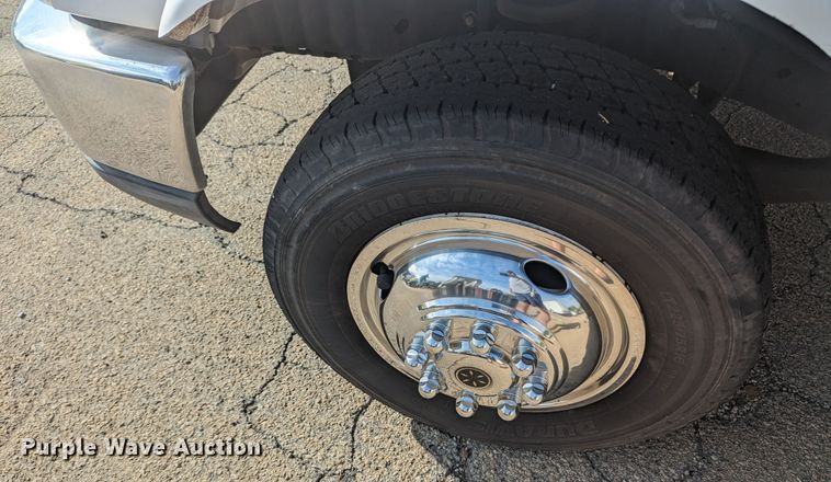 image for item MN9933 2011 Ford E350  shuttle bus