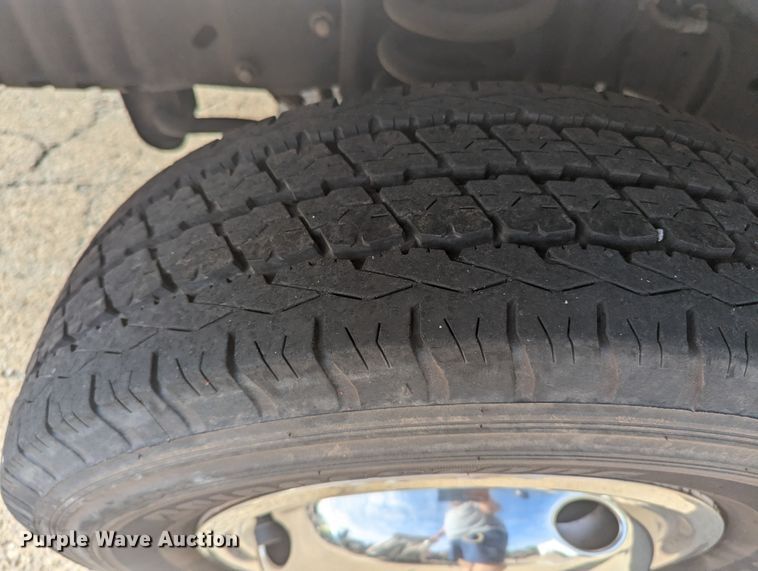 image for item MN9933 2011 Ford E350  shuttle bus