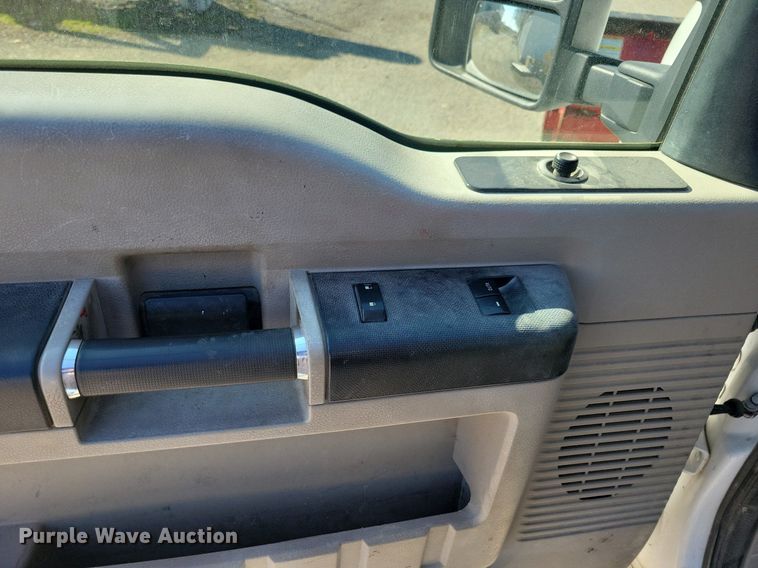 image for item MO9621 2009 Ford F250 Super Duty XLT  pickup truck