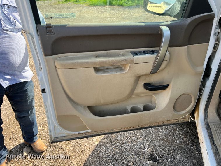 image for item MQ9878 2012 GMC Sierra 1500  Ext. Cab pickup truck