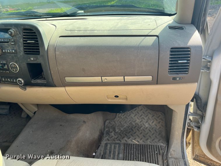 image for item MQ9878 2012 GMC Sierra 1500  Ext. Cab pickup truck