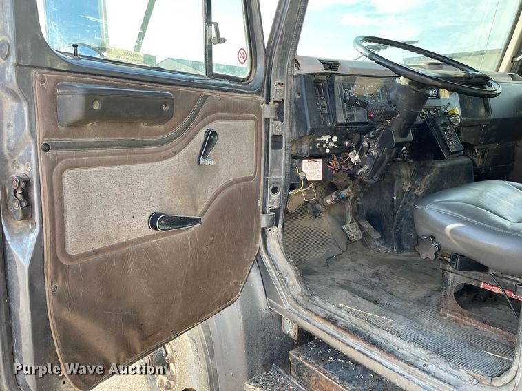 image for item MS9559 1998 International 4900  dump truck