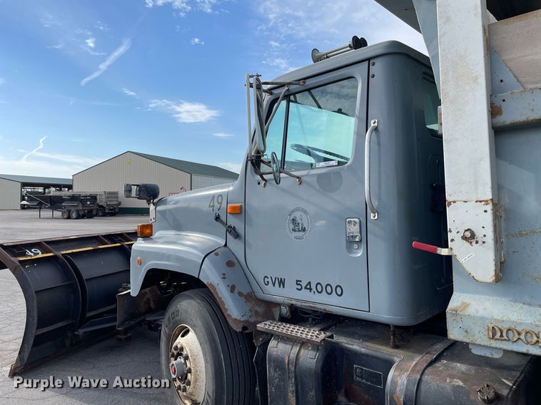 image for item MS9561 1994 International 2674  dump truck